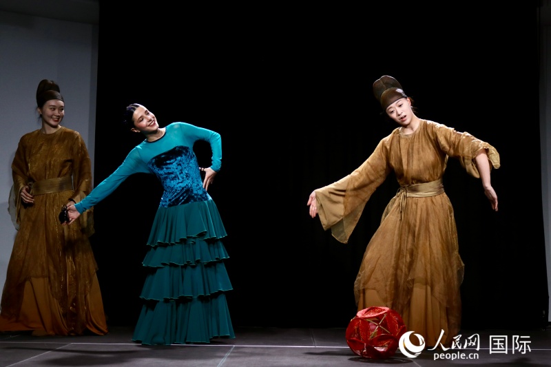 中西舞蹈演员互动。记者程龙摄