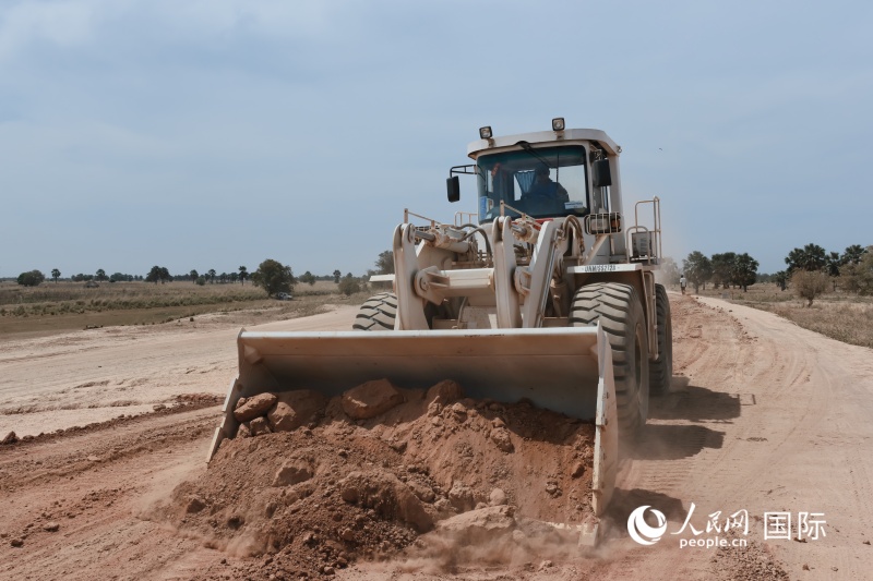 施工作业。史翰林摄