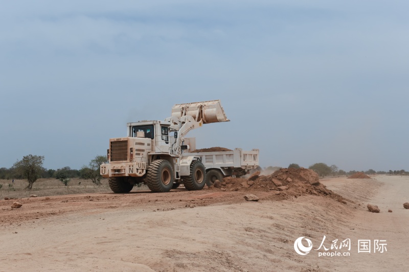 施工作业。史翰林摄