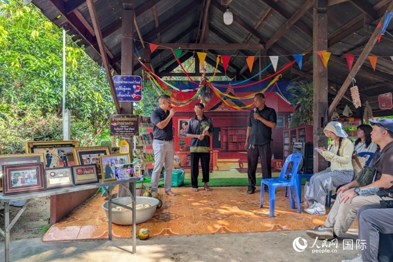 青柠种植合作社农场主苏利亚（中）介绍青柠种植。人民网记者 简承渊摄