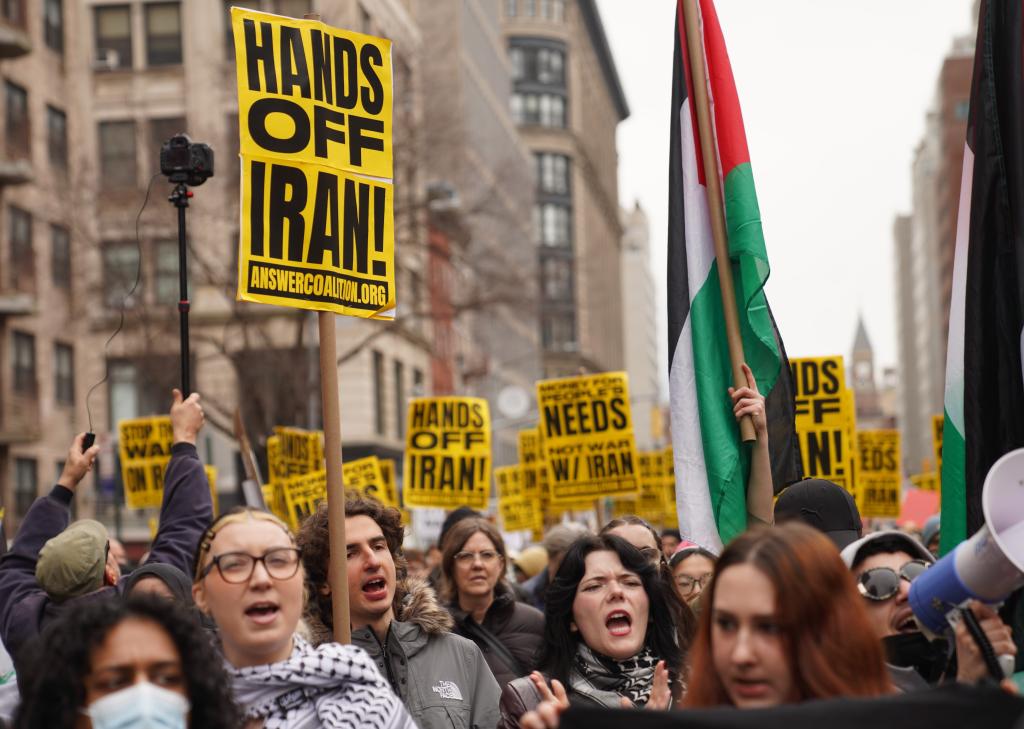 3月7日，人们在美国纽约参加集会游行，抗议美国和以色列对伊朗发动军事打击。新华社记者张凤国摄