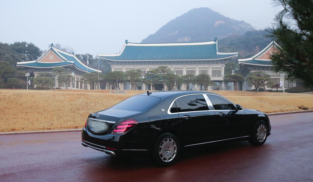 2025年12月29日，在韩国首都首尔，韩国总统李在明乘坐的车辆抵达青瓦台。新华社记者姚琪琳摄