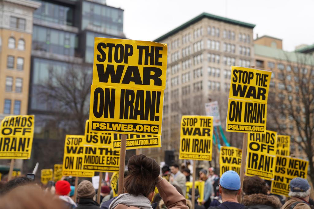 3月7日,人们在美国纽约参加集会游行,抗议美国和以色列对伊朗发动军事打击。新华社记者张凤国摄