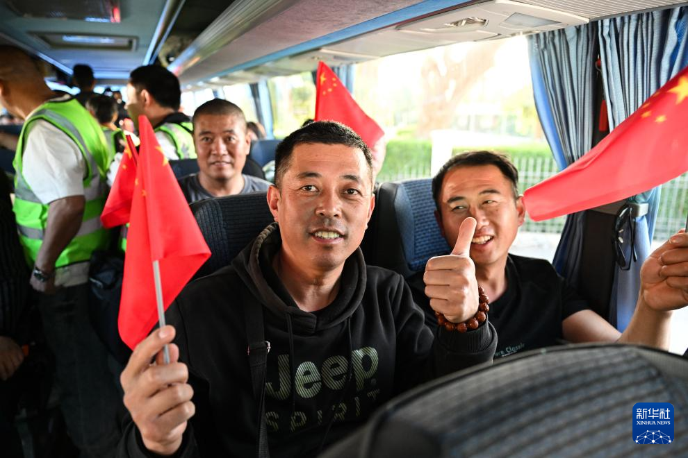 3月12日,在埃及南西奈省塔巴口岸,从以色列撤离的中国公民乘坐前往开罗的大巴。新华社记者 辛梦晨 摄