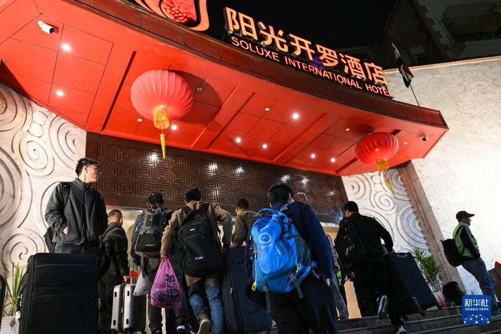 3月13日凌晨,从以色列撤离的中国公民抵达位于埃及开罗的安置酒店。新华社记者 辛梦晨 摄