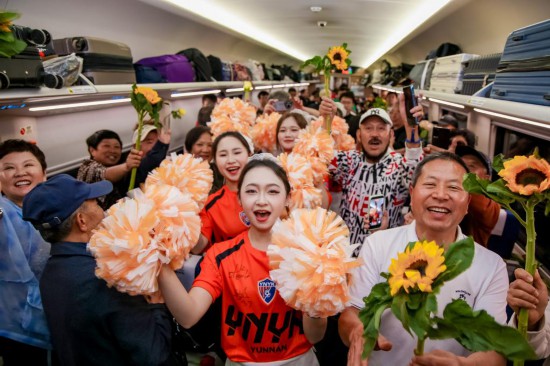 2月4日,2026年“一路欢歌一路情”中老铁路春节文化主题活动在飞驰的列车上成功举办。新华社发