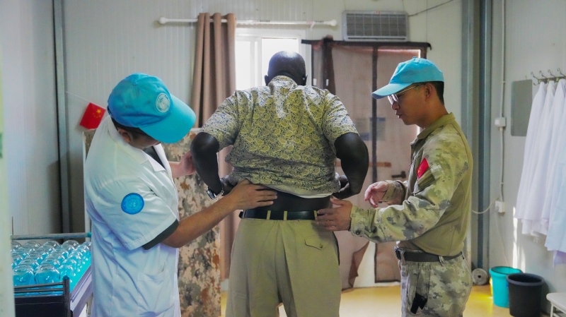 温晓亮医生正在为当地民众诊断 黄浩摄