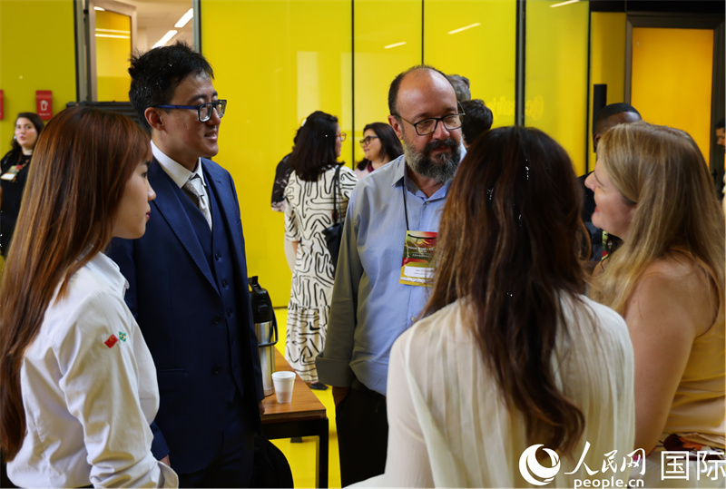 巴西—中国新时代论坛现场,中巴各界人士展开交流。人民网实习生 侯天泽摄