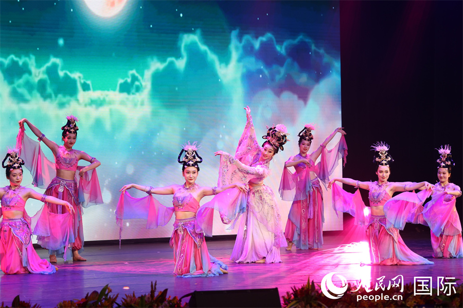 舞蹈《霓裳羽衣舞》让观众再次梦回大唐，去邂逅那传说中的惊鸿一瞥。人民网记者樊帆 摄