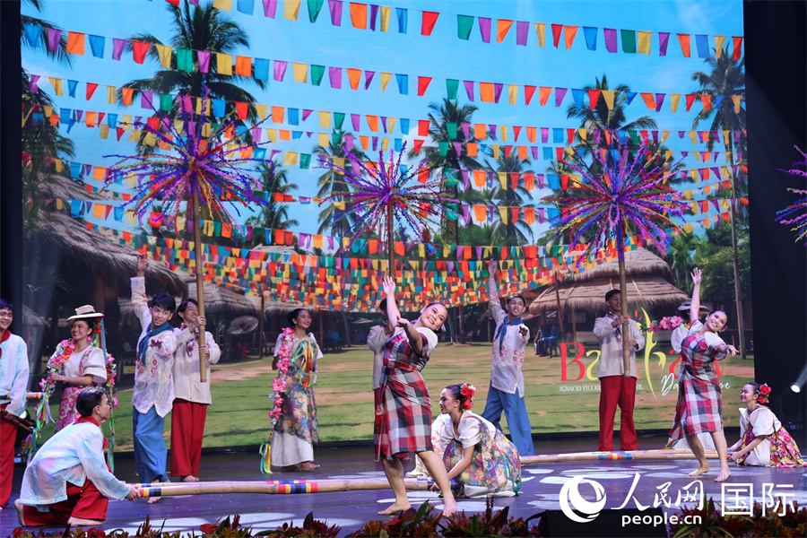 菲律宾舞蹈艺术家同场交流，通过使用竹制乐器伴奏的节奏舞蹈，展现社区庆典的欢乐氛围。人民网记者樊帆 摄