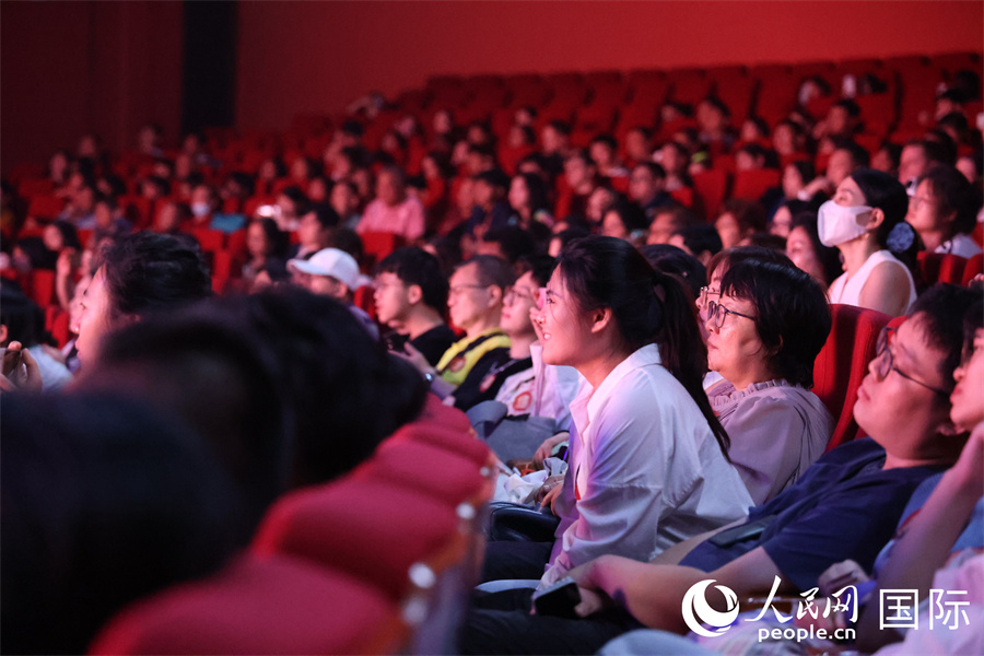 现场观众沉浸式感受中华文化的独特韵味，现场掌声此起彼伏。人民网记者樊帆 摄