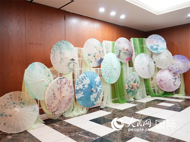 中国传统油纸伞展。人民网记者 许可摄