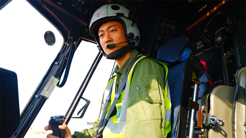 维和直升机分队飞行员准备起飞 黄浩摄