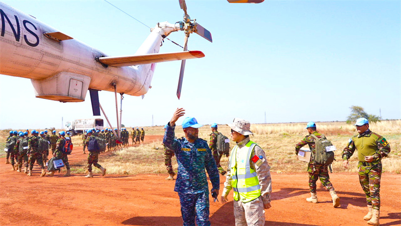 孟加拉国官兵正在搬运物资准备撤离 黄浩摄