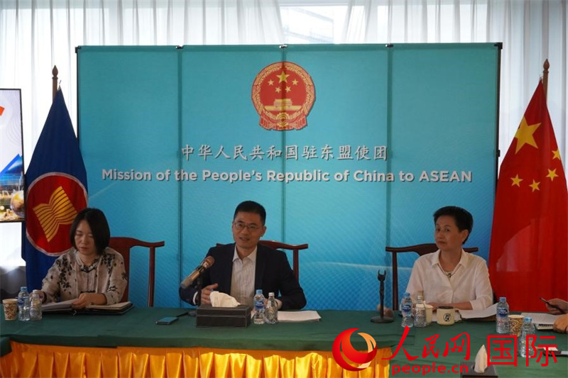 中国驻东盟大使王擎(中)在媒体智库沙龙上发言。人民网 曹师韵摄