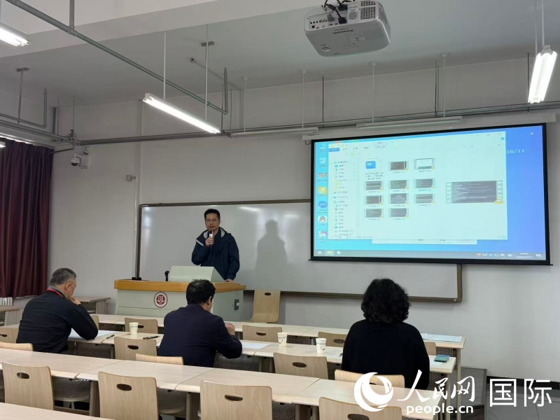 7. 图为评委会专家参加人工智能俄语翻译决赛现场。人民网记者 杨倩