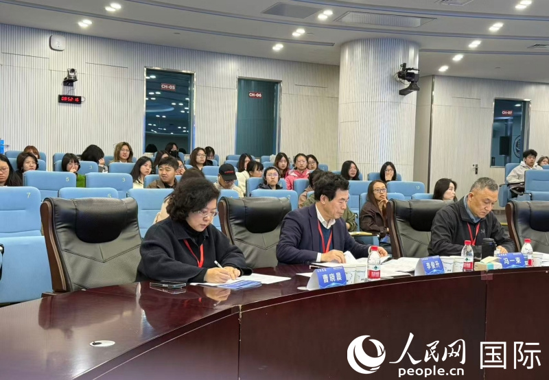 5. 图为评委会专家为参加俄语交替传译的选手打分。人民网记者 杨倩摄