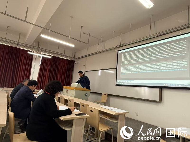 8. 图为评委会专家审核人工智能俄译汉同声传译水平。人民网记者杨倩 摄