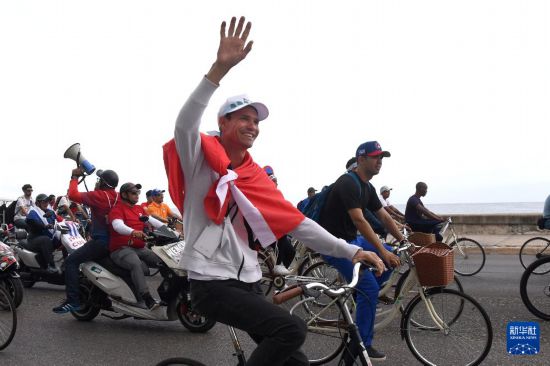 4月2日,民众在古巴哈瓦那海滨大道参加反对帝国主义、捍卫古巴革命的游行活动。新华社发(华金·埃尔南德斯 摄)