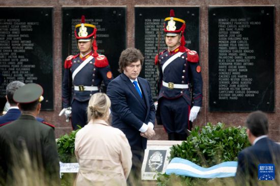 4月2日，阿根廷总统米莱（中）在阿根廷布宜诺斯艾利斯参加纪念马尔维纳斯群岛战争活动。新华社发（马丁·萨巴拉摄）