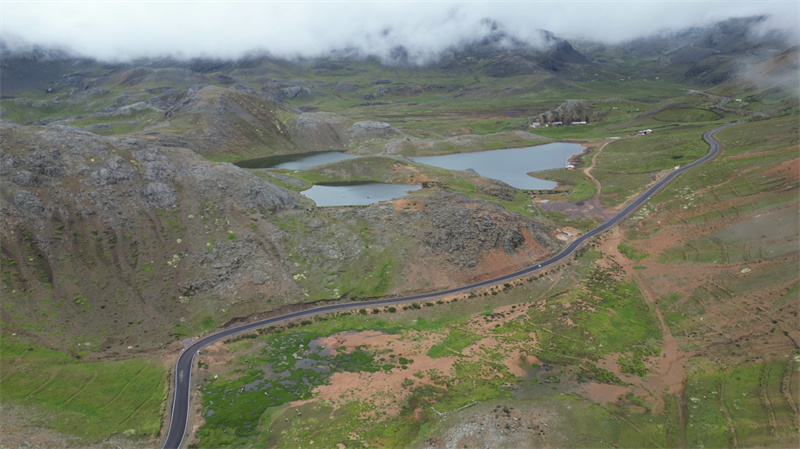 秘鲁万卡维利卡公路深入安第斯山脉腹地,海拔跨度自1500米延伸至4960米,是一条典型的高原山区复杂艰险公路。吴庆丰摄