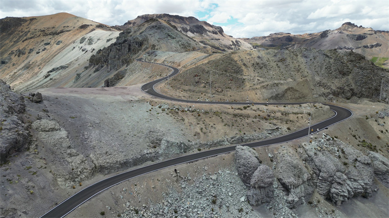 秘鲁万卡维利卡公路深入安第斯山脉腹地,海拔跨度自1500米延伸至4960米,是一条典型的高原山区复杂艰险公路。吴庆丰摄(1)