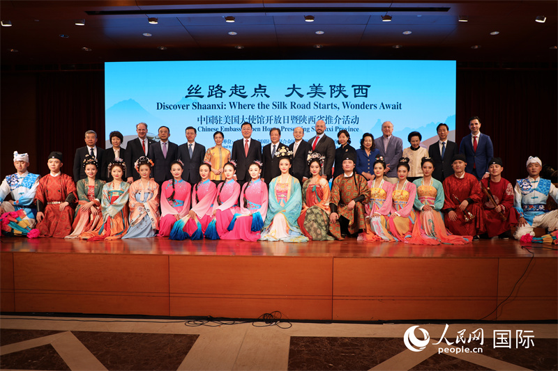 1、当地时间5月2日,中国驻美国大使馆举办开放日暨陕西省推介活动。图为嘉宾合影。 人民网记者 李志伟摄