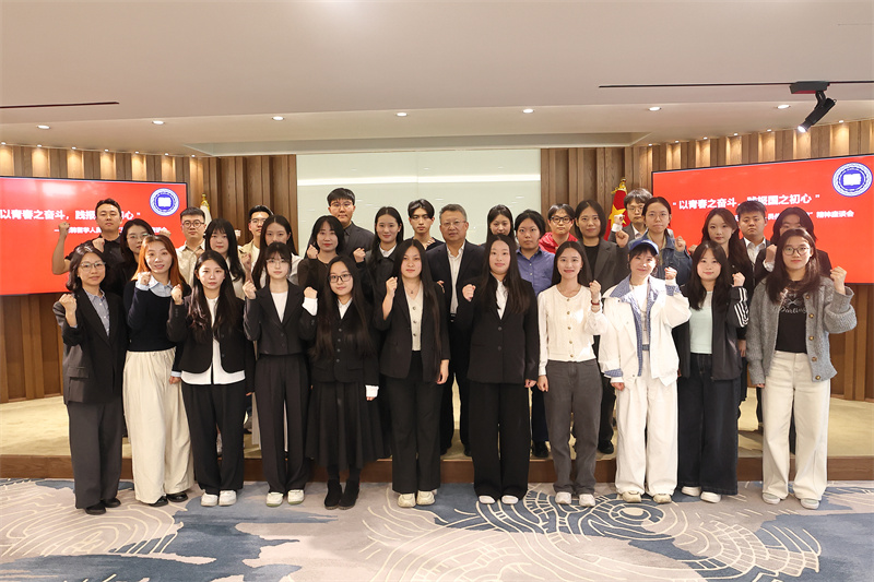 1.中国驻韩国大使馆日前举办“以青春之奋斗,践报国之初心”主题座谈会,图为座谈会合影。中国驻韩国大使馆供图